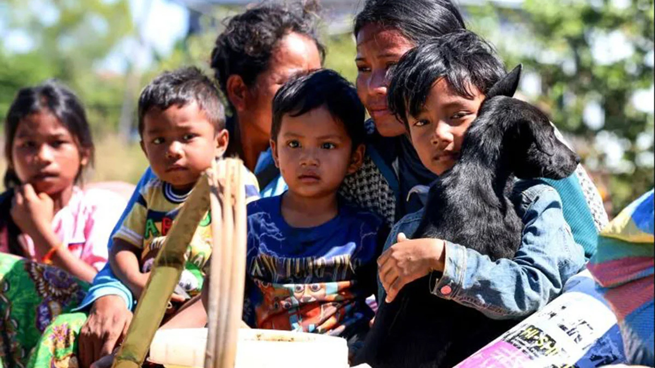 থাইল্যান্ডের বিমান হামলার পর কম্বোডিয়ার সিয়েম রিপ প্রদেশ থেকে লোকজন নিরাপদ আশ্রয়ে সরিয়ে নেয়া হয়