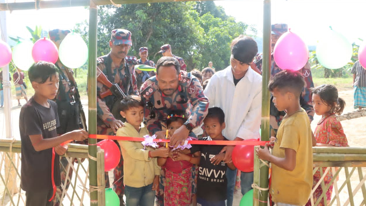 থানচির দুর্গম বুলুপাড়ায় বিদ্যালয় প্রতিষ্ঠা ও শিক্ষা উপকরণ বিতরণ করেছে বিজিবি
