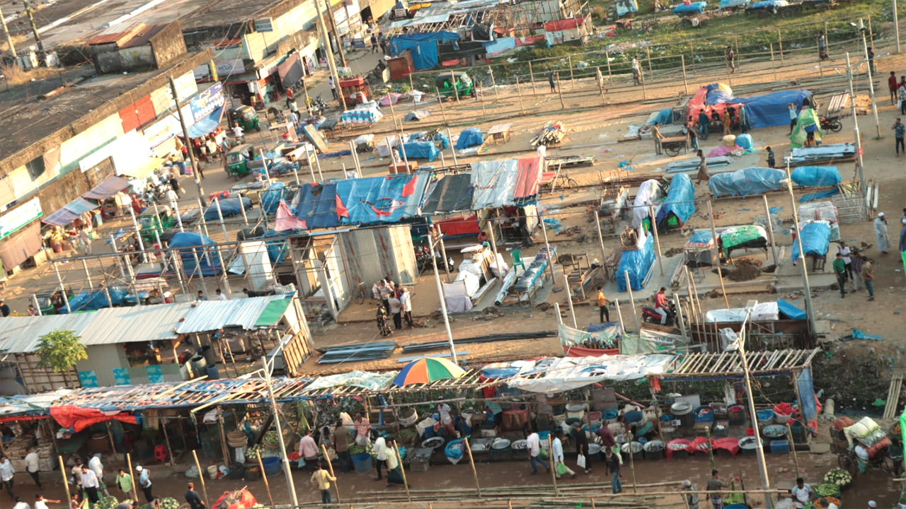 অনেক হকারকে তাদের পসরা দিয়ে অস্থায়ী হকার শেডে বসতে দেখা গেছে