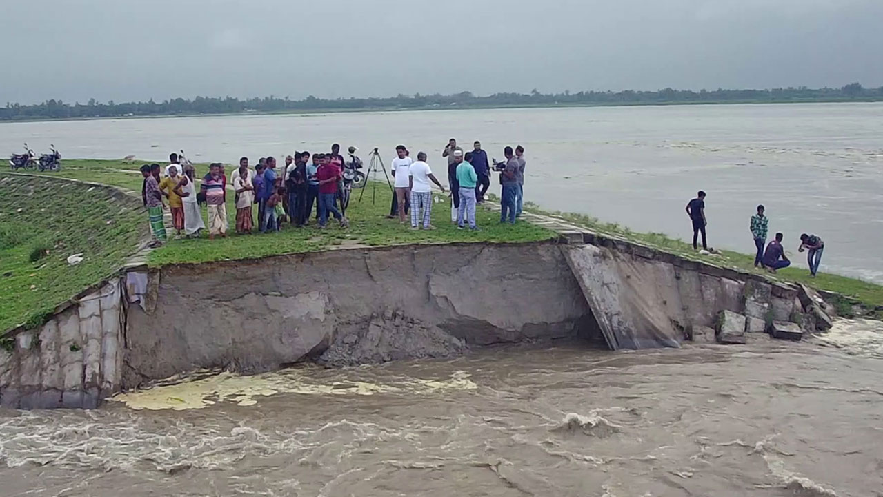 ধসে গেছে দ্বিতীয় তিস্তা সেতু রক্ষা বাঁধের প্রায় ৬০ মিটার অংশ
