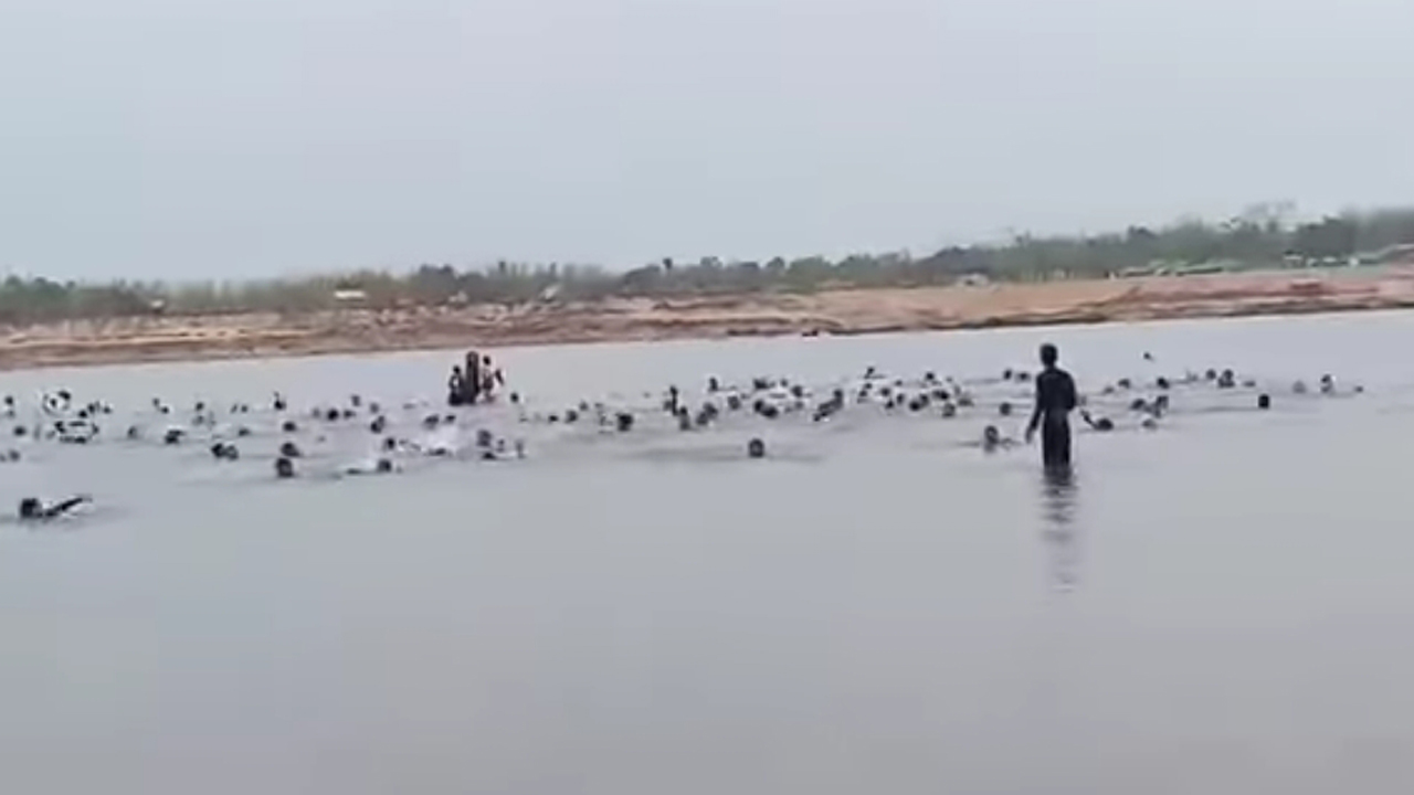 যাদুকাটা নদীতে খেয়া নৌকা ডুবে গেছে