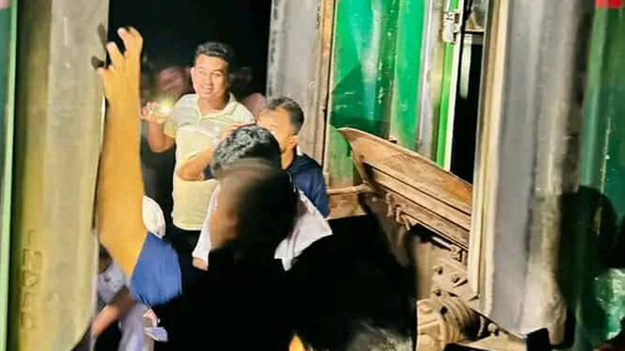 হুক ভেঙেবিচ্ছিন্ন হয়ে যায় ট্রেনের একটি বগি