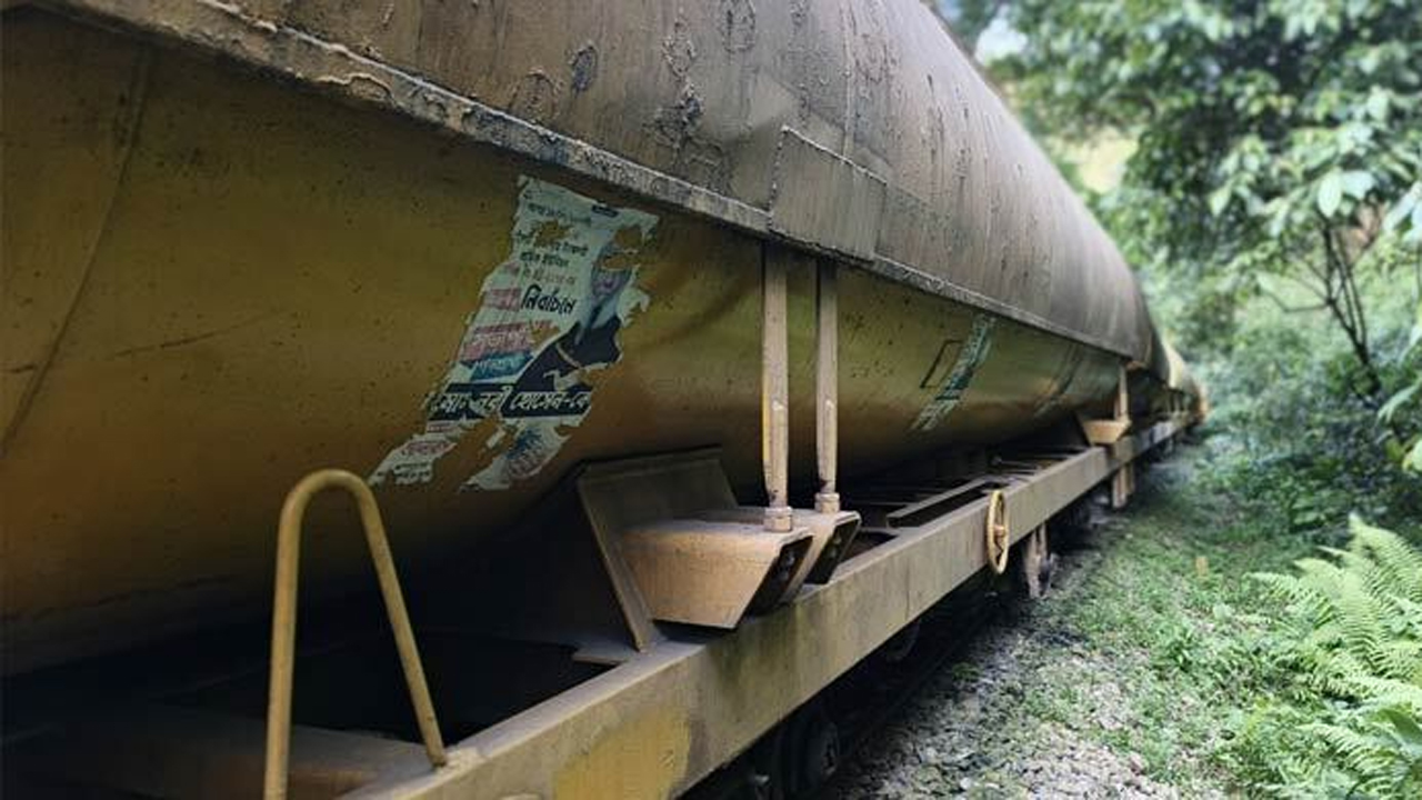 লাউয়াছড়া উদ্যানে লাইনচ্যুত হওয়া বগি উদ্ধারের পর সিলেটের সাথে সারাদেশের রেলযোগাযোগ স্বাভাবিক হয়েছে