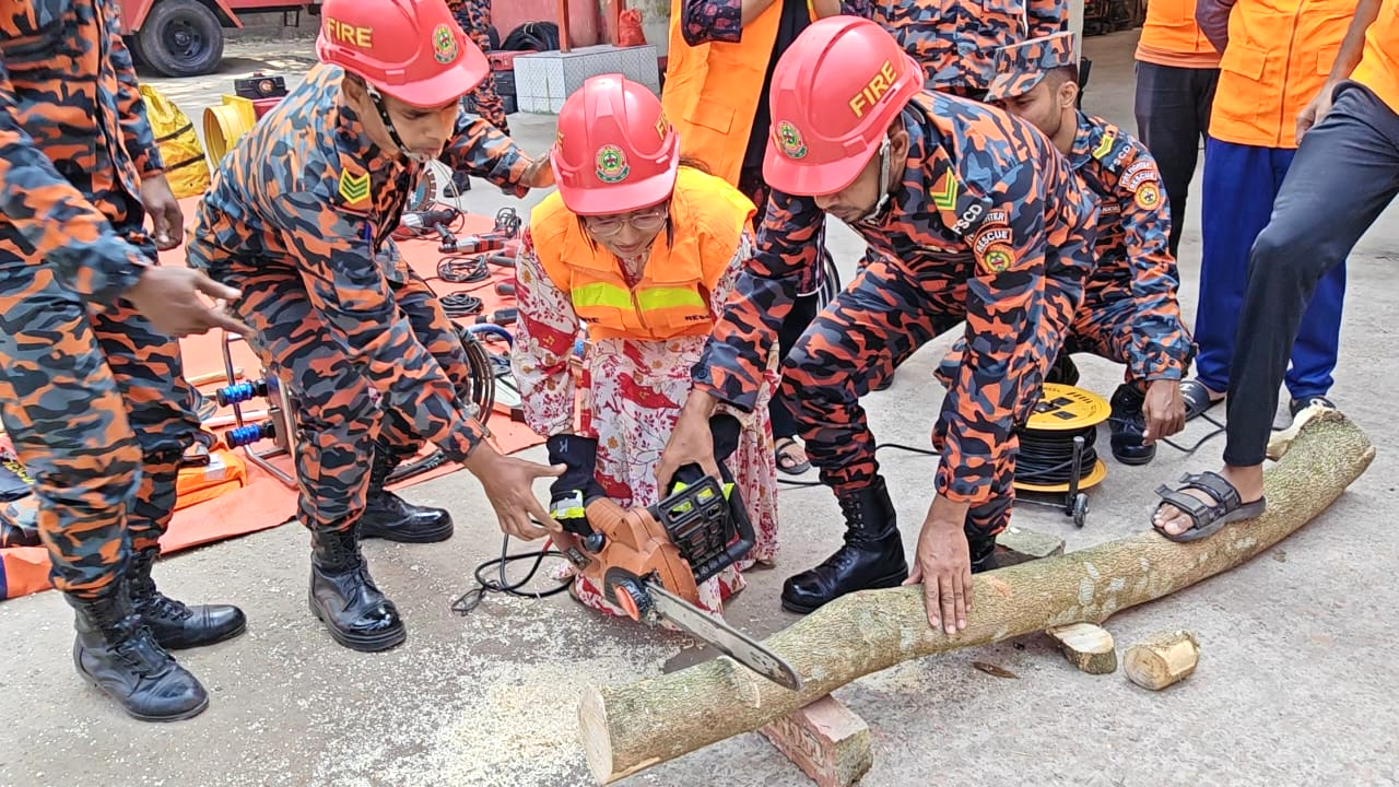 ভলান্টিয়ারদের ভূমিকম্প ও প্রাকৃতিক দুর্যোগবিষয়ক প্রশিক্ষণ