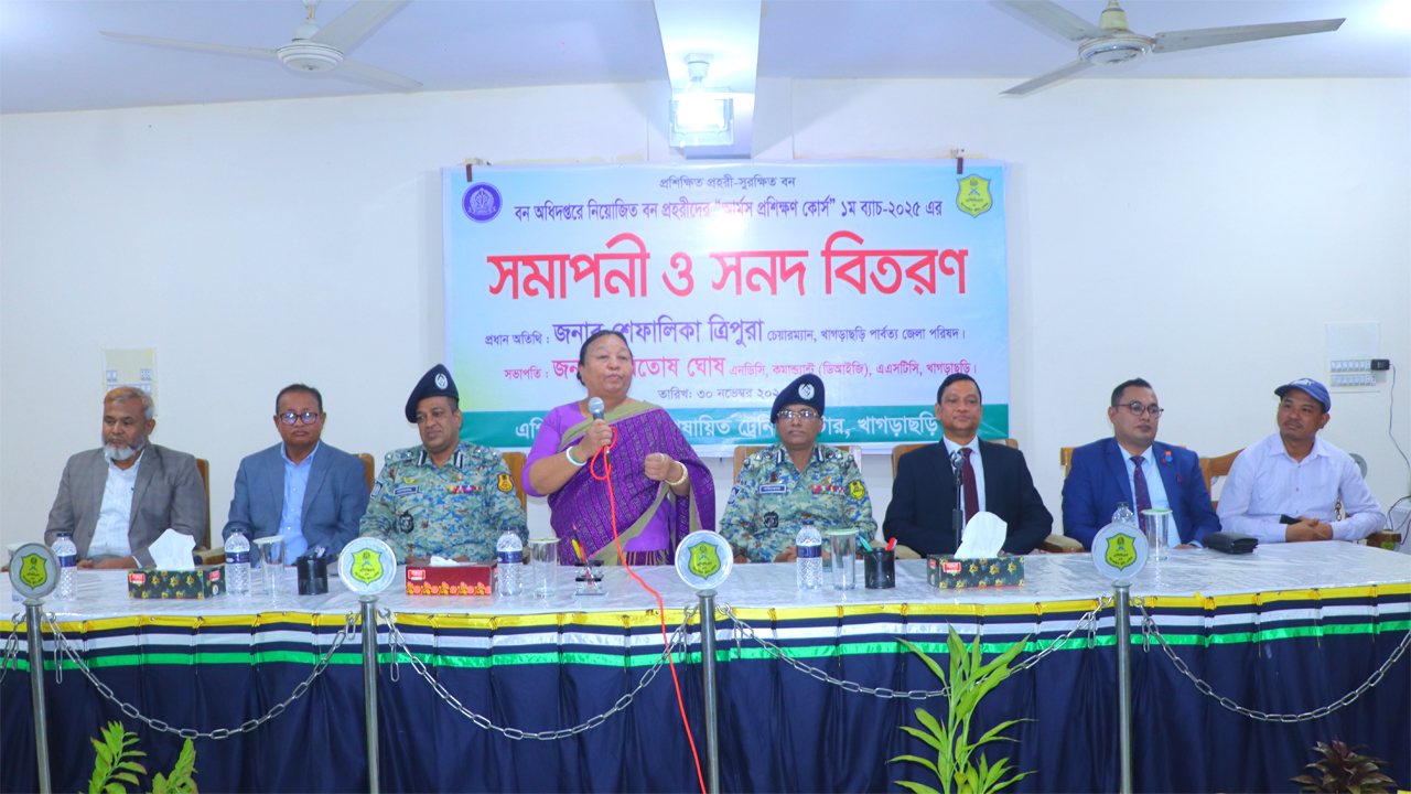 সমাপনী অনুষ্ঠানে প্রশিক্ষণার্থীদের সনদ প্রদান করা হয়