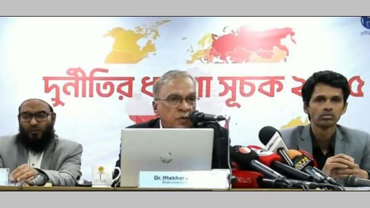 সংবাদ সম্মেলনে কথা বলছেন টিআইবি’র নির্বাহী পরিচালক ড. ইফতেখারুজ্জামান