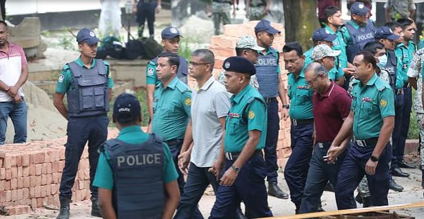 সকালে কড়া নিরাপত্তায় প্রিজনভ্যানে করে সেনা কর্মকর্তাদের ট্রাইব্যুনালে হাজির করা হয়