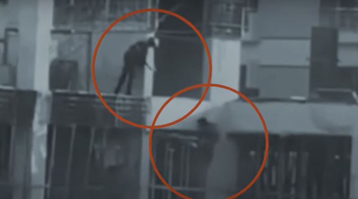 কার্নিশে ঝুলে থাকা তরুণকে গুলি করা হচ্ছে