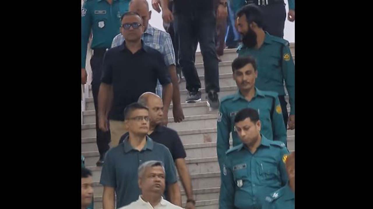 সকালে ১৩ সেনা কর্মকর্তাকে ট্রাইব্যুনালে আনা হয়