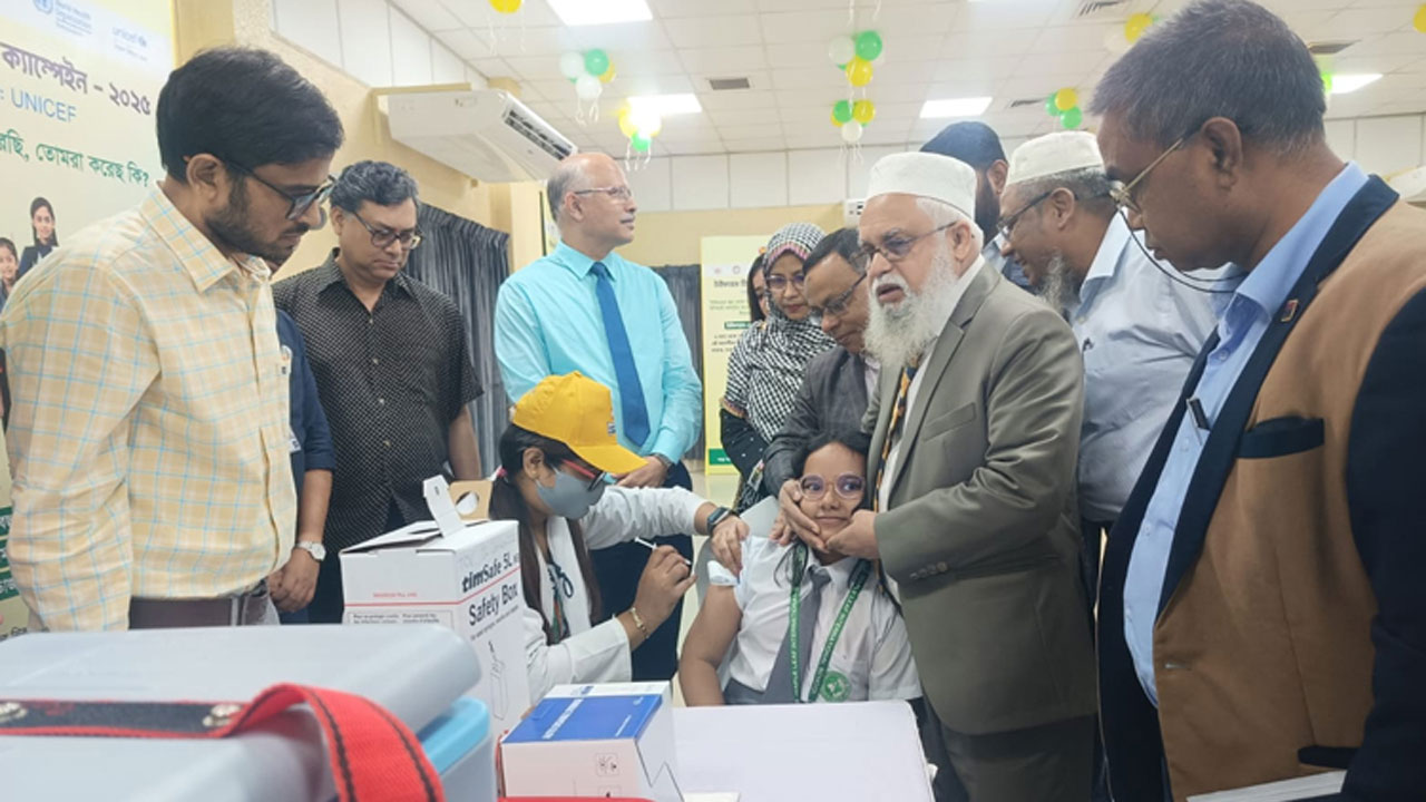 স্বাস্থ্য অধিদফতরের মহাপরিচালক ধানমন্ডির একটি স্কুলে ‘টাইফয়েড টিকাদান ক্যাম্পেইন-২০২৫’ উদ্বোধন করেন