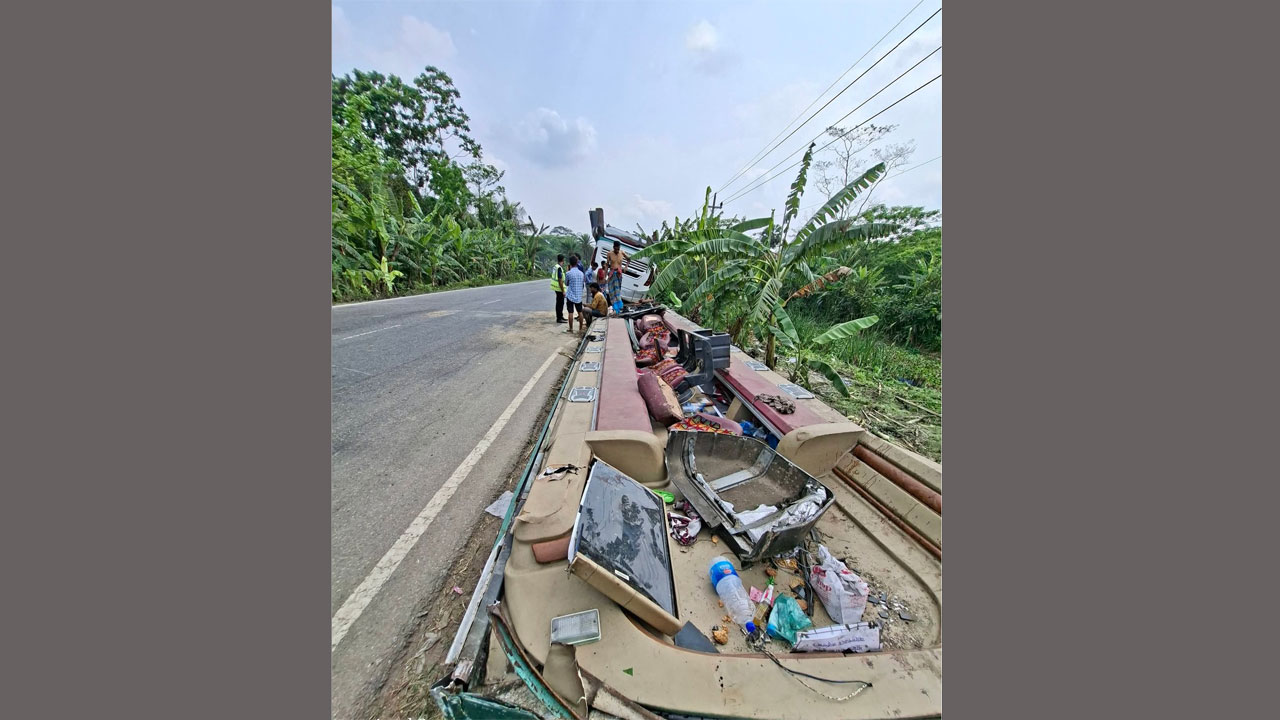 উল্টে যাওয়া বাস