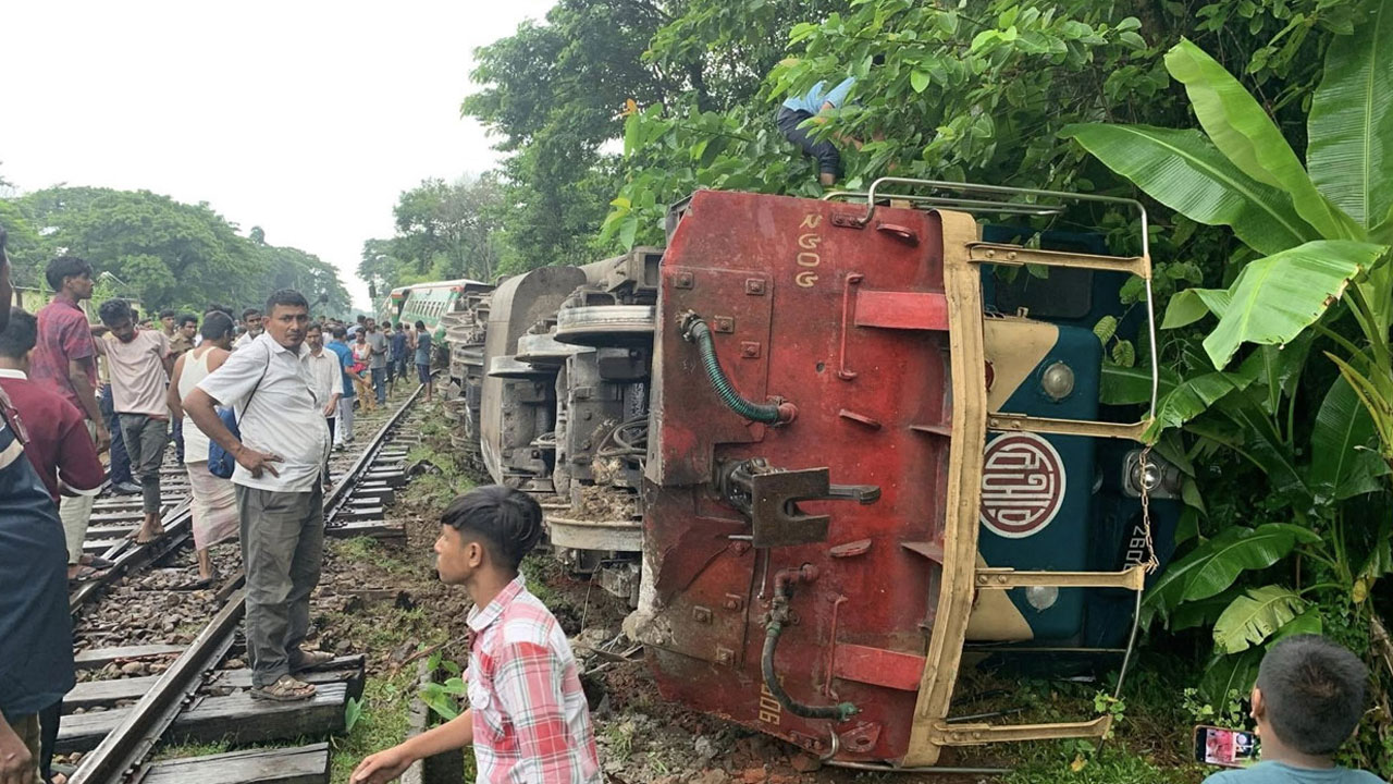 সিলেটে লাইনচ্যুত হওয়া উদয়ন এক্সপ্রেস ট্রেন