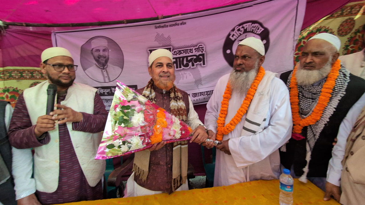 ফুলের মালা দিয়ে নতুন নেতাকর্মীদের বরণ করে নিচ্ছেন