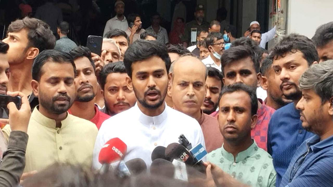 কথা বলছেন উপদেষ্টা আসিফ মাহমুদ সজীব ভূঁইয়া