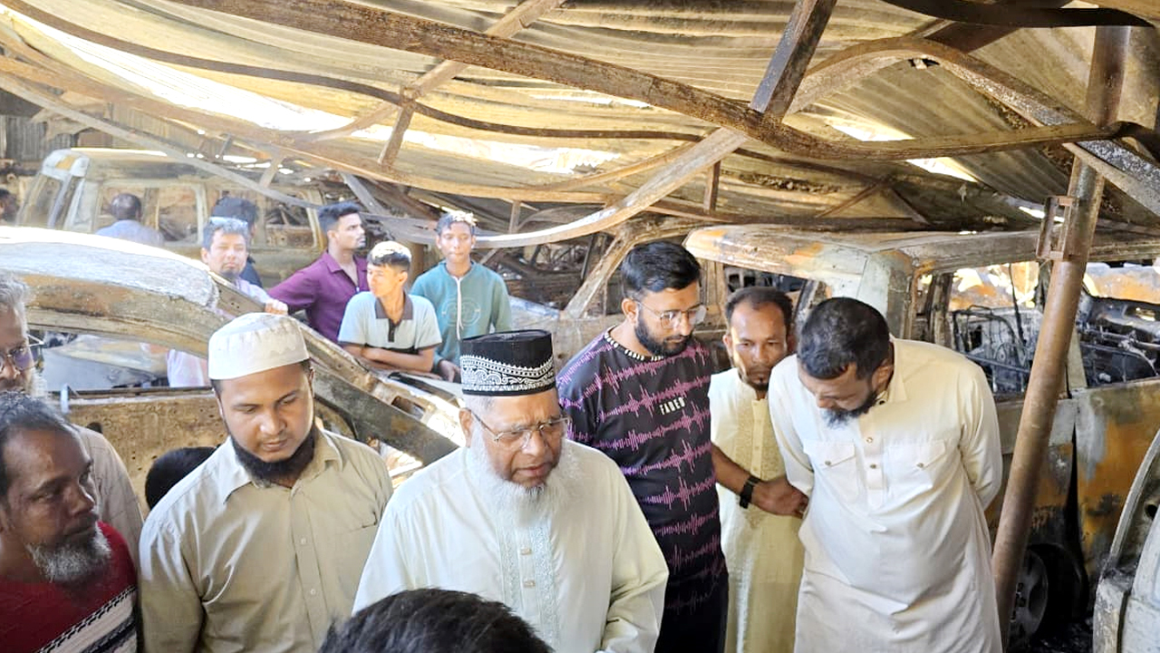 অগ্নিকাণ্ডে পুড়ে যাওয়া গ্যারেজ পরিদর্শনে জামায়াত নেতা