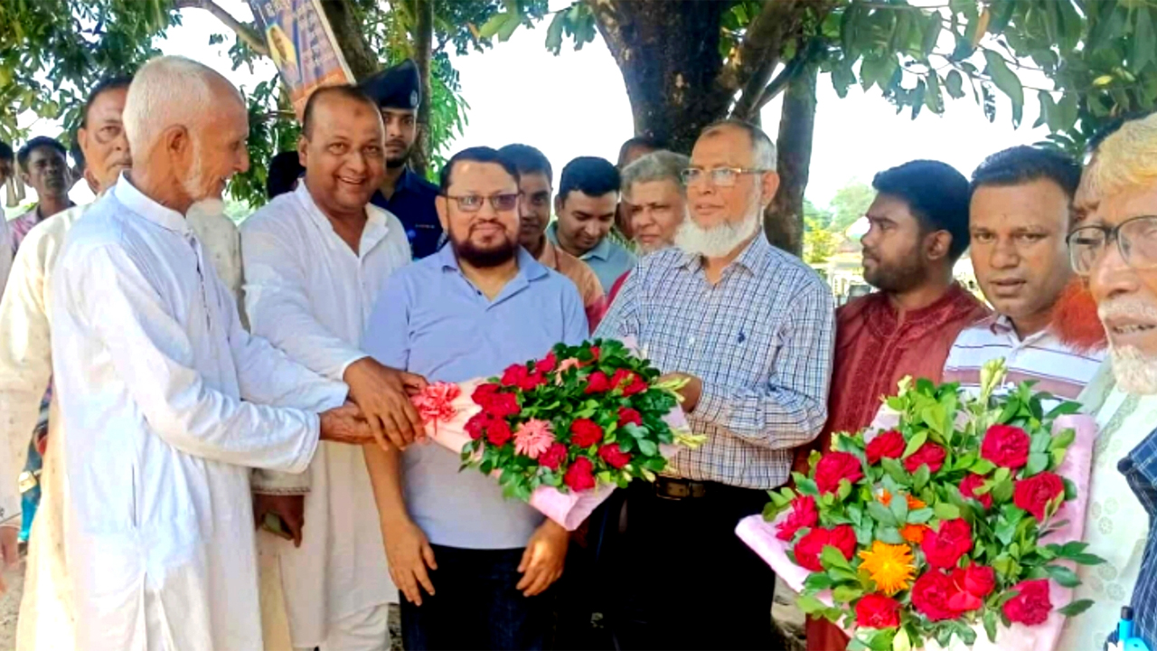 অতিথিদের ফুলের তোড়া দিয়ে বরণ করে নেয়া হয়