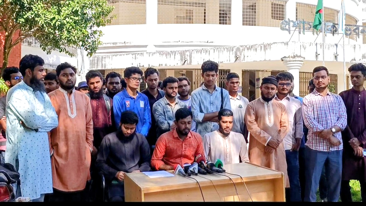 আন্দোলনে অনড় শিক্ষার্থীরা