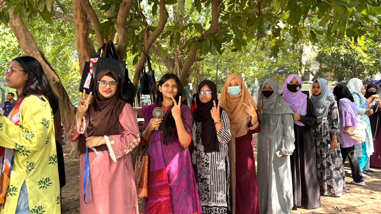 ভোট দিয়েছেন শিক্ষার্থীরা