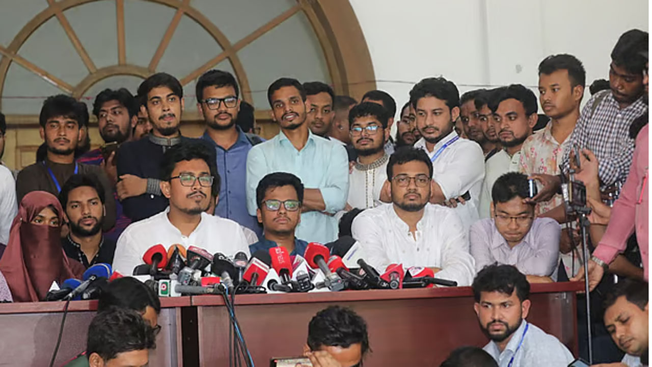 সংবাদ সম্মেলনে প্রতিক্রিয়া জানান ছাত্রশিবির সমর্থিত প্যানেলের সহ–সভাপতি সাদিক কায়েম