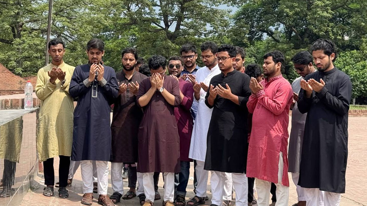 শহীদ বুদ্ধিজীবী স্মৃতিসৌধে দোয়া ও মোনাজাত করছেন ডাকসুর শিবির সমর্থিত প্যানেলের সদস্যরা