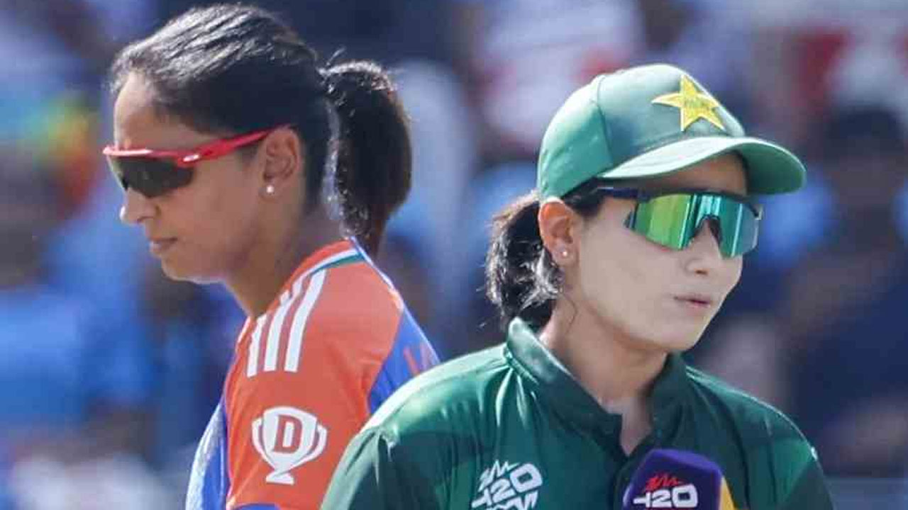 ভারত অধিনায়ক হরমনপ্রীত কউর ও পাকিস্তানের অধিনায়ক ফাতিমা সানা