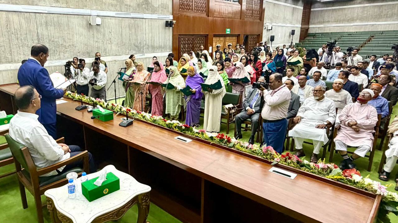 প্রধানমন্ত্রী তারেক রহমানের উপস্থিতিতে শপথ নিয়েছেন সংসদে সংরক্ষিত আসনের ৪৯ জন নারী এমপি