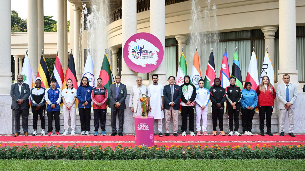 নারী কাবাডি বিশ্বকাপের ট্রফি উন্মোচন করলেন প্রধান উপদেষ্টা অধ্যাপক ড. মুহাম্মদ ইউনূস