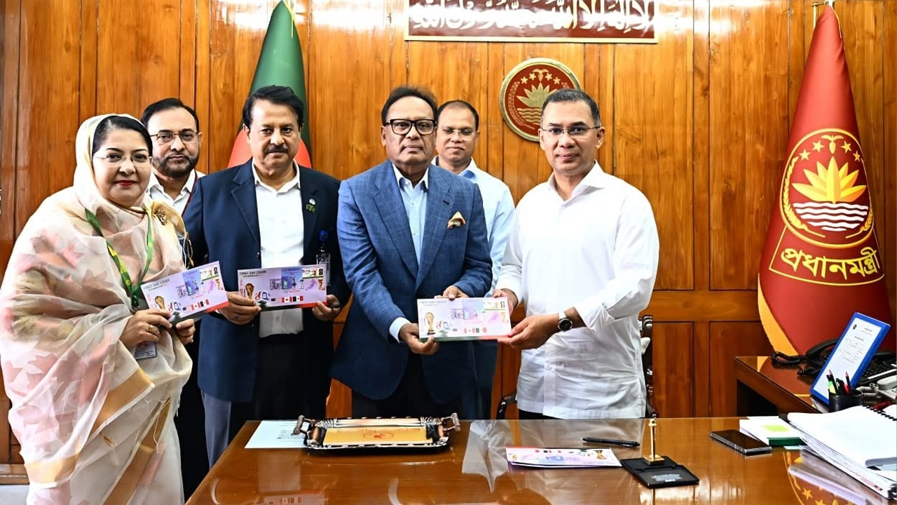 বিশ্বকাপ ফুটবল-২০২৬ উপলক্ষে ১০ টাকা মূল্যমানের স্মারক ডাকটিকিট উন্মোচন করেন প্রধানমন্ত্রী
