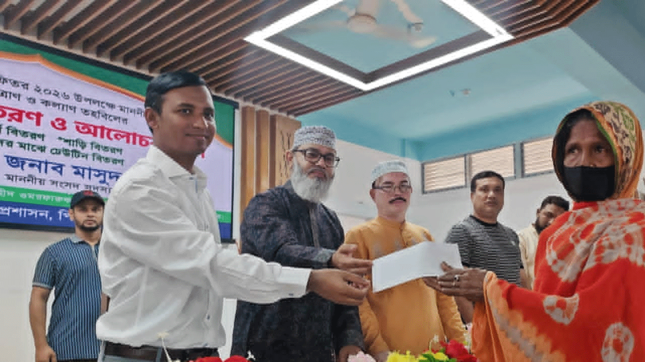 ঈদ উপহার বিতরণ করছেন এমপি মাসুদ সাঈদী
