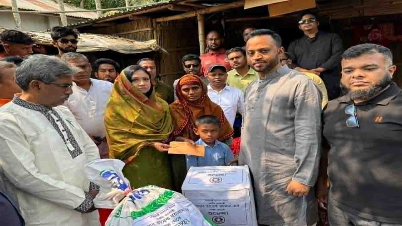 উপহার দিচ্ছেন সমাজকল্যাণ প্রতিমন্ত্রী ফারজানা শারমিন পুতুল