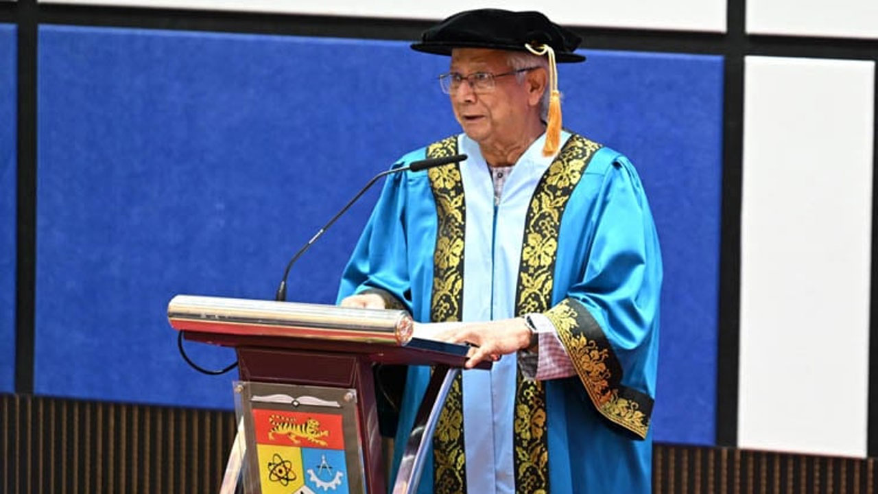 মালয়েশিয়া ন্যাশনাল বিশ্ববিদ্যালয়ের (ইউকেএম) বিশেষ সমাবর্তন অনুষ্ঠানে বক্তব্য রাখছেন অধ্যাপক ড. মুহাম্মদ ইউনূস