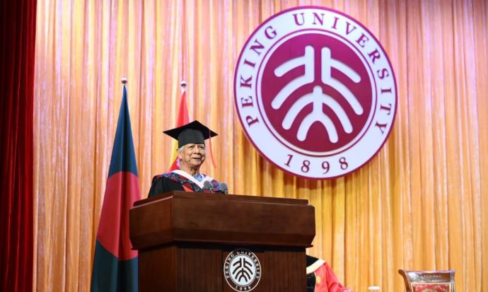 বেইজিংয়ে পিকিং বিশ্ববিদ্যালয়ে শিক্ষার্থীদের উদ্দেশে ভাষণ দিচ্ছেন প্রধান উপদেষ্টা অধ্যাপক ড. মুহাম্মদ ইউনূস