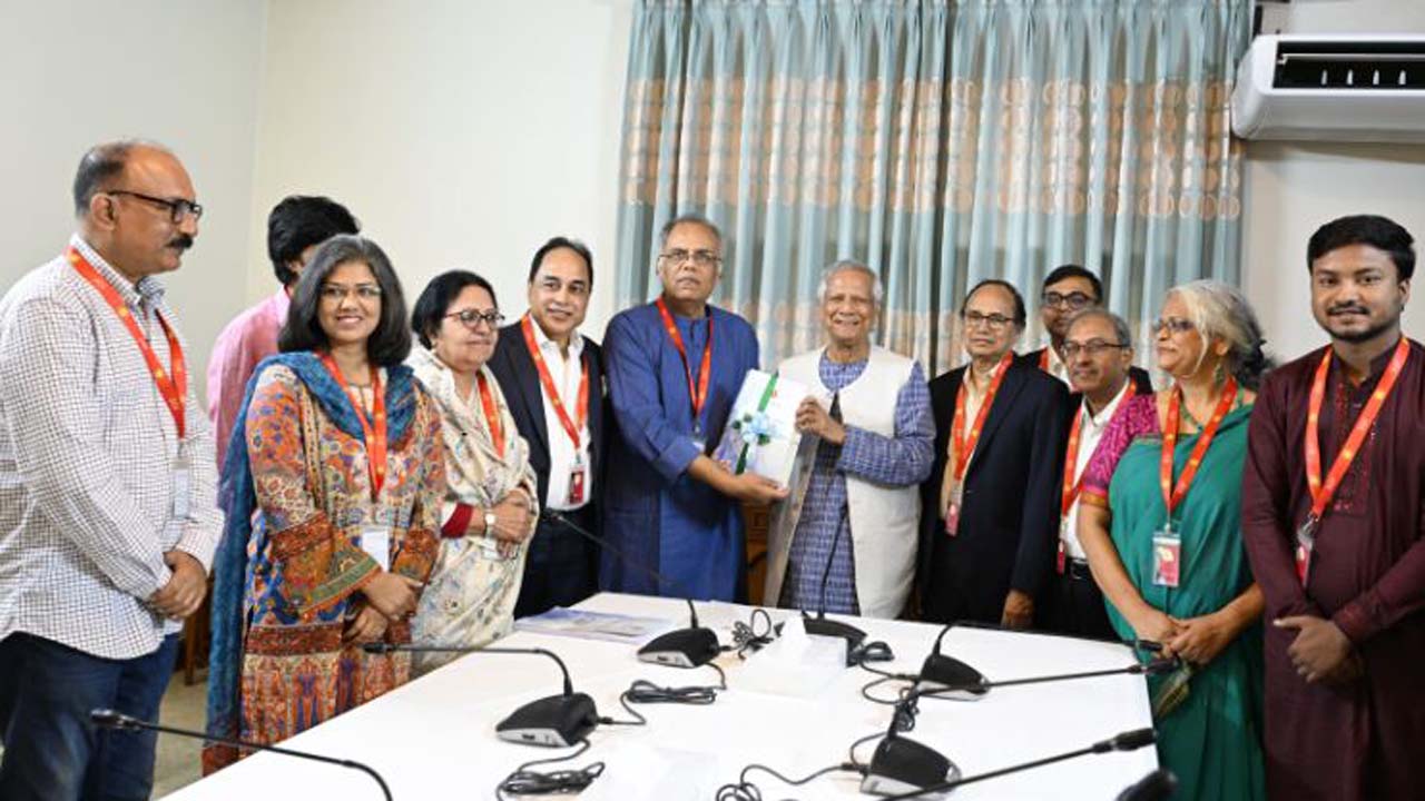 প্রধান উপদেষ্টার কাছে গণমাধ্যম সংস্কার কমিশন প্রতিবেদন হস্তান্তর করা হয়েছে