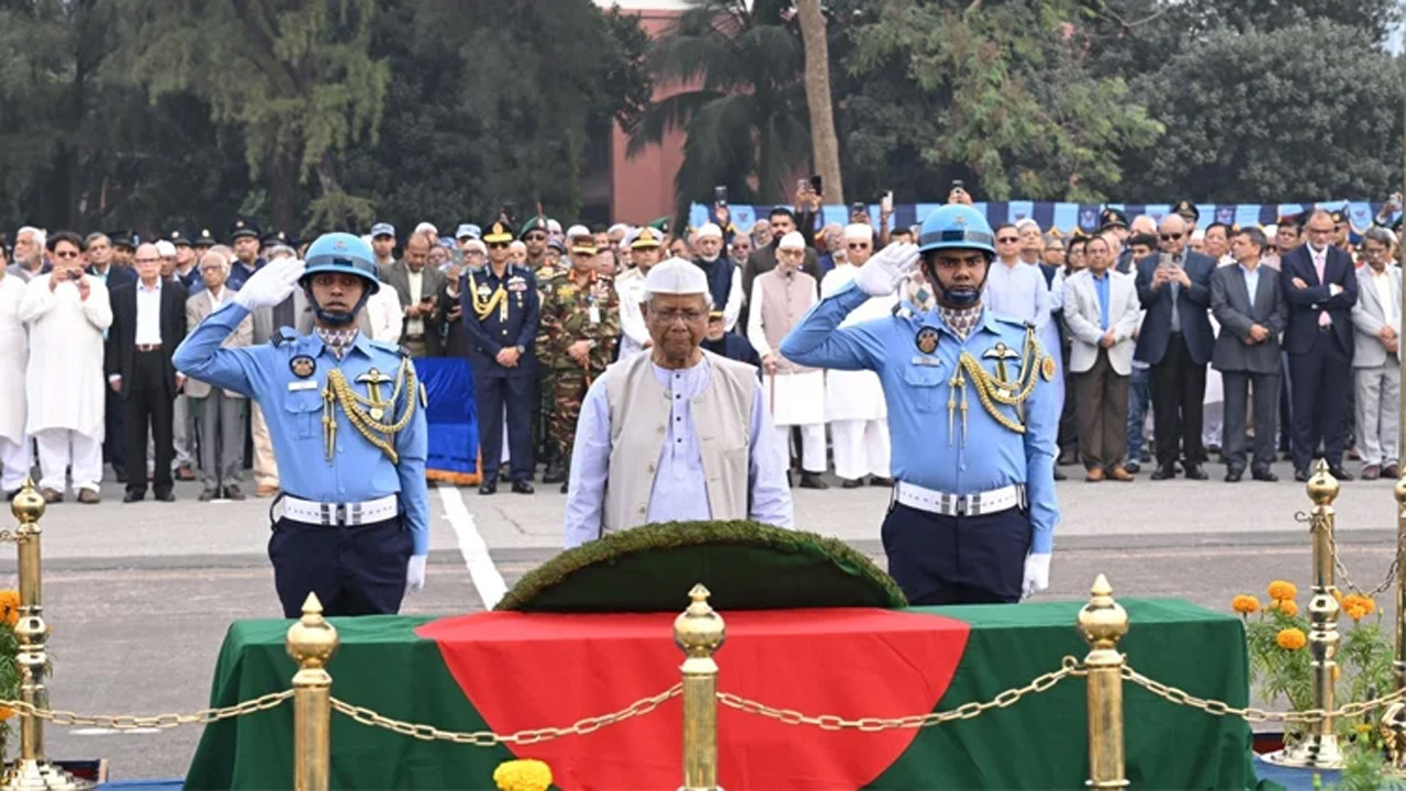 এ কে খন্দকারের কফিনে প্রধান উপদেষ্টা ড. মুহাম্মদ ইউনূসের শ্রদ্ধা