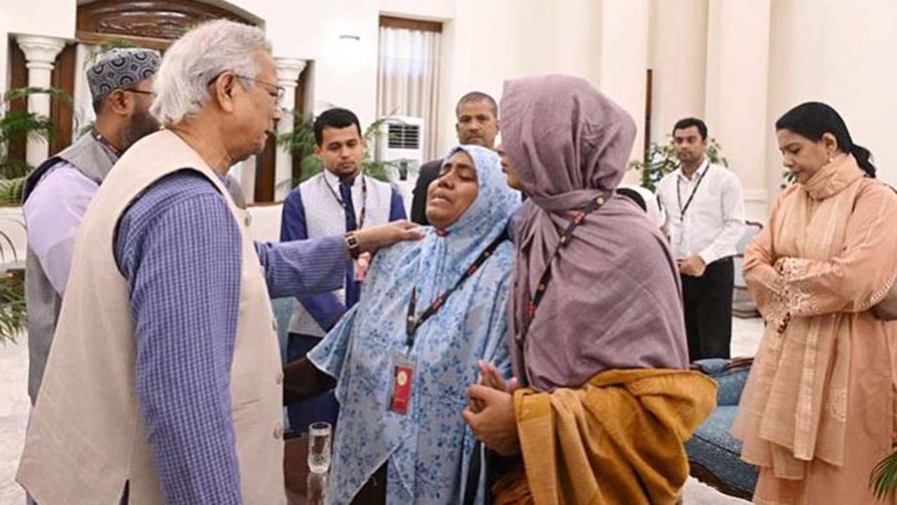 ওসমান হাদির পরিবারকে তার সর্বোত্তম চিকিৎসা নিশ্চিতের আশ্বাস দিয়েছেন প্রধান উপদেষ্টা প্রফেসর ড. মুহাম্মদ ইউনূস